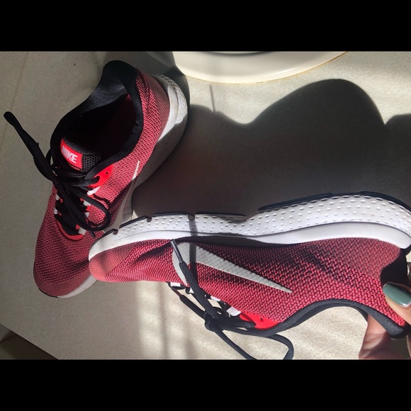 Nike women’s 9.5, fly knit running shoes - Picture 3 of 6